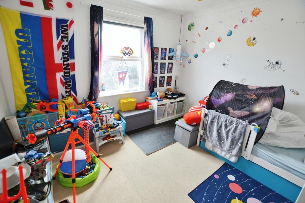 Lot: 71 - FREEHOLD DETACHED BUILDING ARRANGED AS TWO FLATS CURRENTLY LET - Flat 2 Bedroom 2